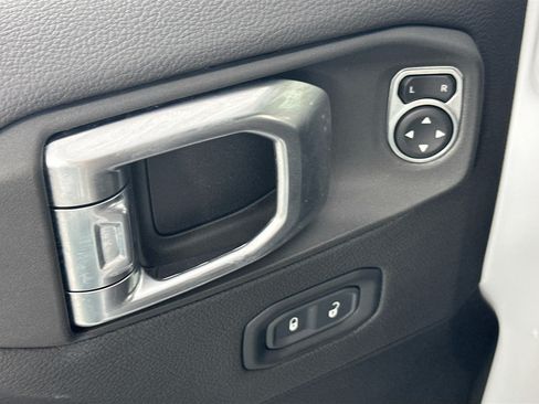 Used 2023 Jeep Wrangler Unlimited Sahara AWD/4WD image 18