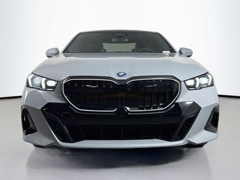 New 2026 BMW 550e xDrive image 2