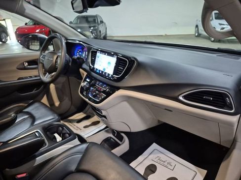 Used 2023 Chrysler Pacifica Touring-L FWD image 28