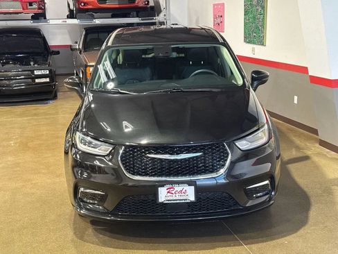 Used 2023 Chrysler Pacifica Touring-L FWD image 5