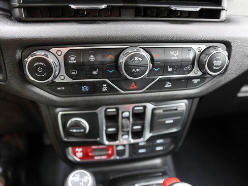 Used 2024 Jeep Wrangler Unlimited AWD/4WD image 28