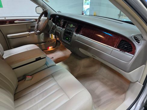 Used 2005 Lincoln Town Car Signature RWD image 23