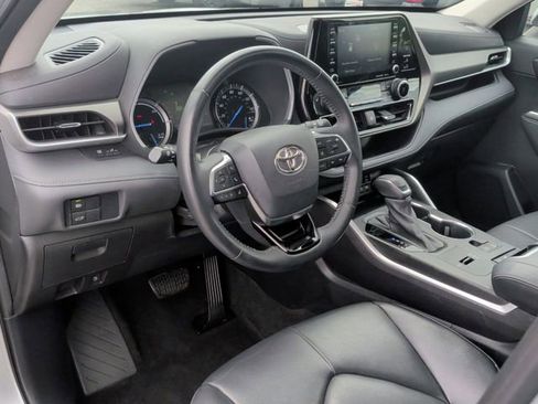 Used 2021 Toyota Highlander XLE FWD image 17