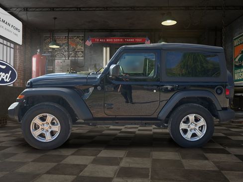 Used 2022 Jeep Wrangler Sport AWD/4WD image 3