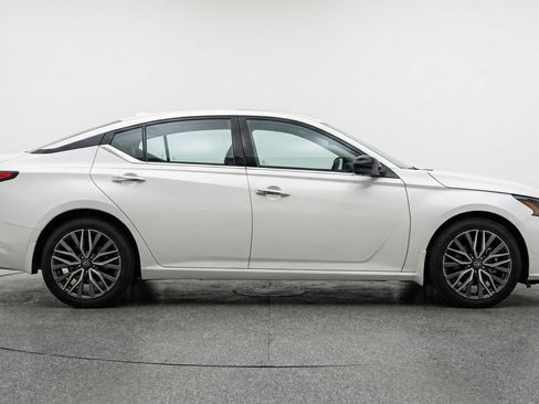Used 2025 Nissan Altima 2.5 SV FWD image 11