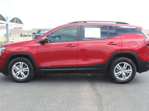 Used 2022 GMC Terrain SLE w/ Driver Convenience Package FWD image 8