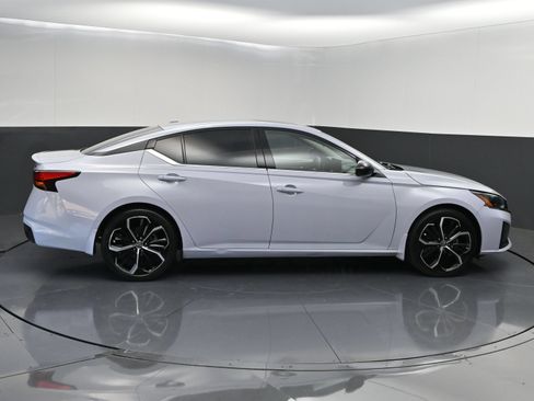 Used 2023 Nissan Altima 2.5 SR w/ SR Premium Package FWD image 9