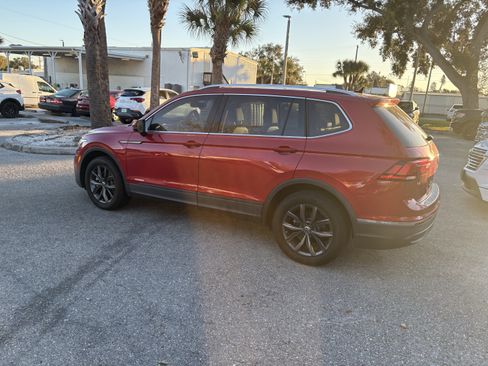 Used 2022 Volkswagen Tiguan SE w/ Panoramic Sunroof Package image 4