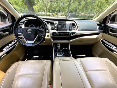 Used 2017 Toyota Highlander XLE FWD image 7