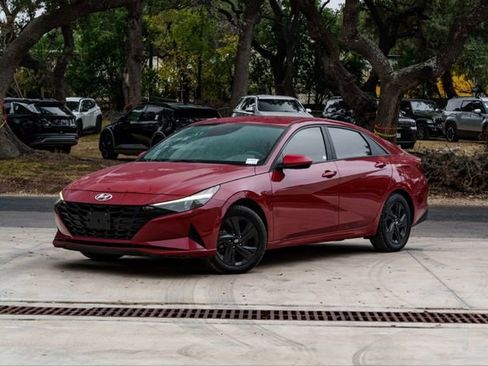 Certified 2022 Hyundai Elantra SEL w/ Cargo Package image 2