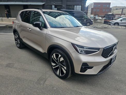 Certified 2023 Volvo XC40 B5 Plus w/ Climate Package image 5