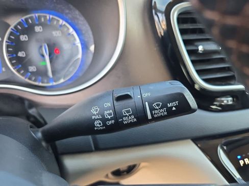 Used 2018 Chrysler Pacifica Touring-L image 24