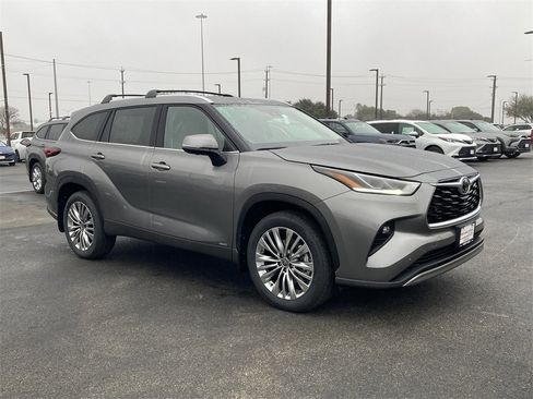 New 2026 Toyota Highlander Platinum image 3