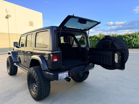 Used 2019 Jeep Wrangler Unlimited Sahara image 12