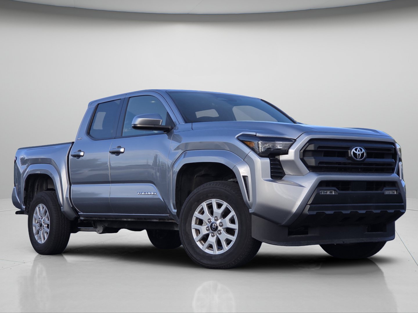 Used 2025 Toyota Tacoma SR5 AWD/4WD image 2