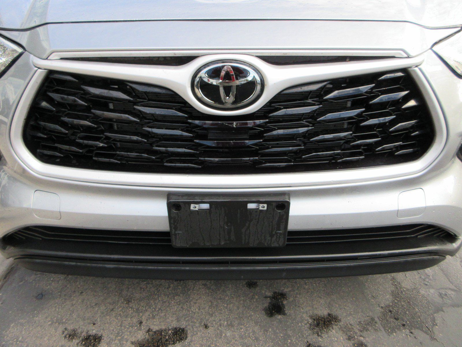 Used 2024 Toyota Highlander XLE AWD/4WD image 16