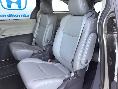 Used 2021 Toyota Sienna XLE image 13