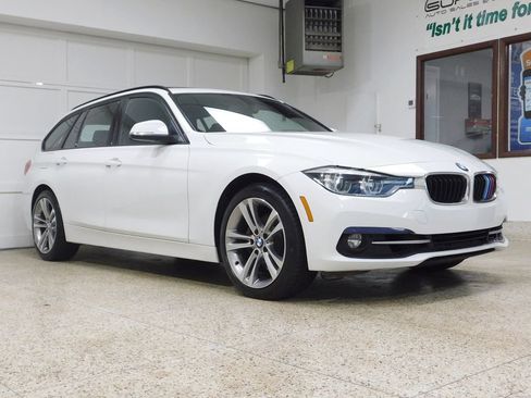 Used 2019 BMW 330i xDrive Wagon AWD/4WD image 3