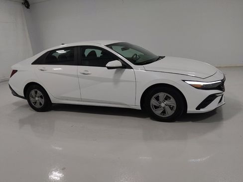 Used 2025 Hyundai Elantra SE FWD image 11