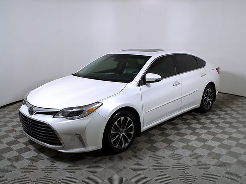 Used 2017 Toyota Avalon XLE Premium FWD image 3