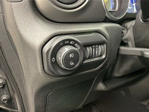 Used 2021 Jeep Gladiator Willys image 11