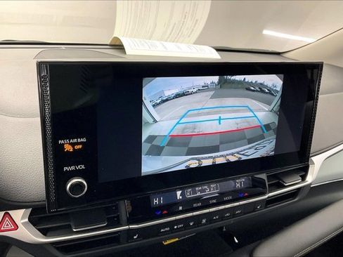 Used 2025 Toyota Sienna XLE image 24