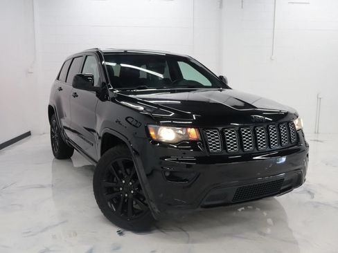 Used 2018 Jeep Grand Cherokee Altitude AWD/4WD image 2