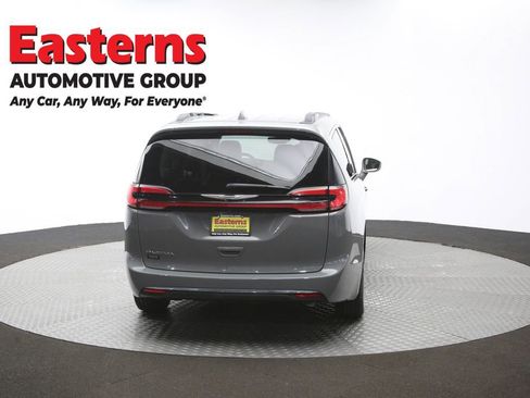Used 2022 Chrysler Pacifica Touring-L image 38
