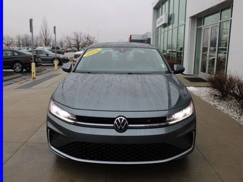 Used 2025 Volkswagen Jetta SE image 2