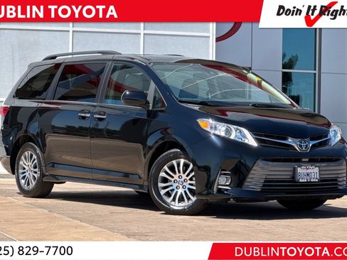 Used 2020 Toyota Sienna XLE w/ XLE Navigation Package FWD image 1