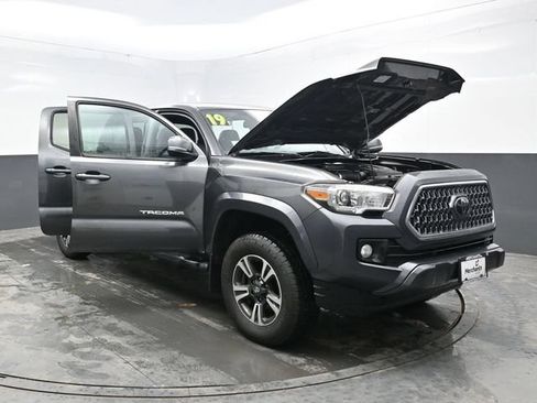 Used 2019 Toyota Tacoma TRD Sport AWD/4WD image 32