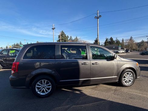 Used 2019 Dodge Grand Caravan SXT image 4