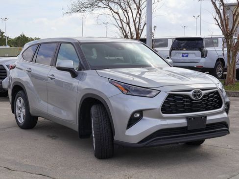 Used 2024 Toyota Highlander LE image 22