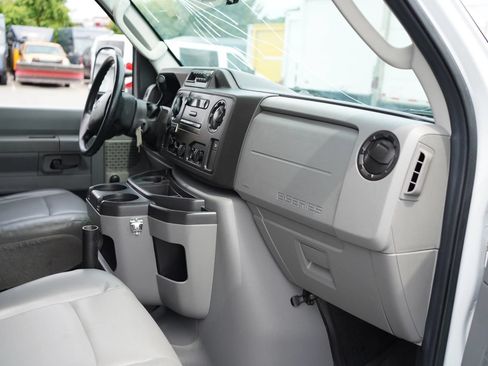 Used 2018 Ford E-450 and Econoline 450 Super Duty RWD image 2