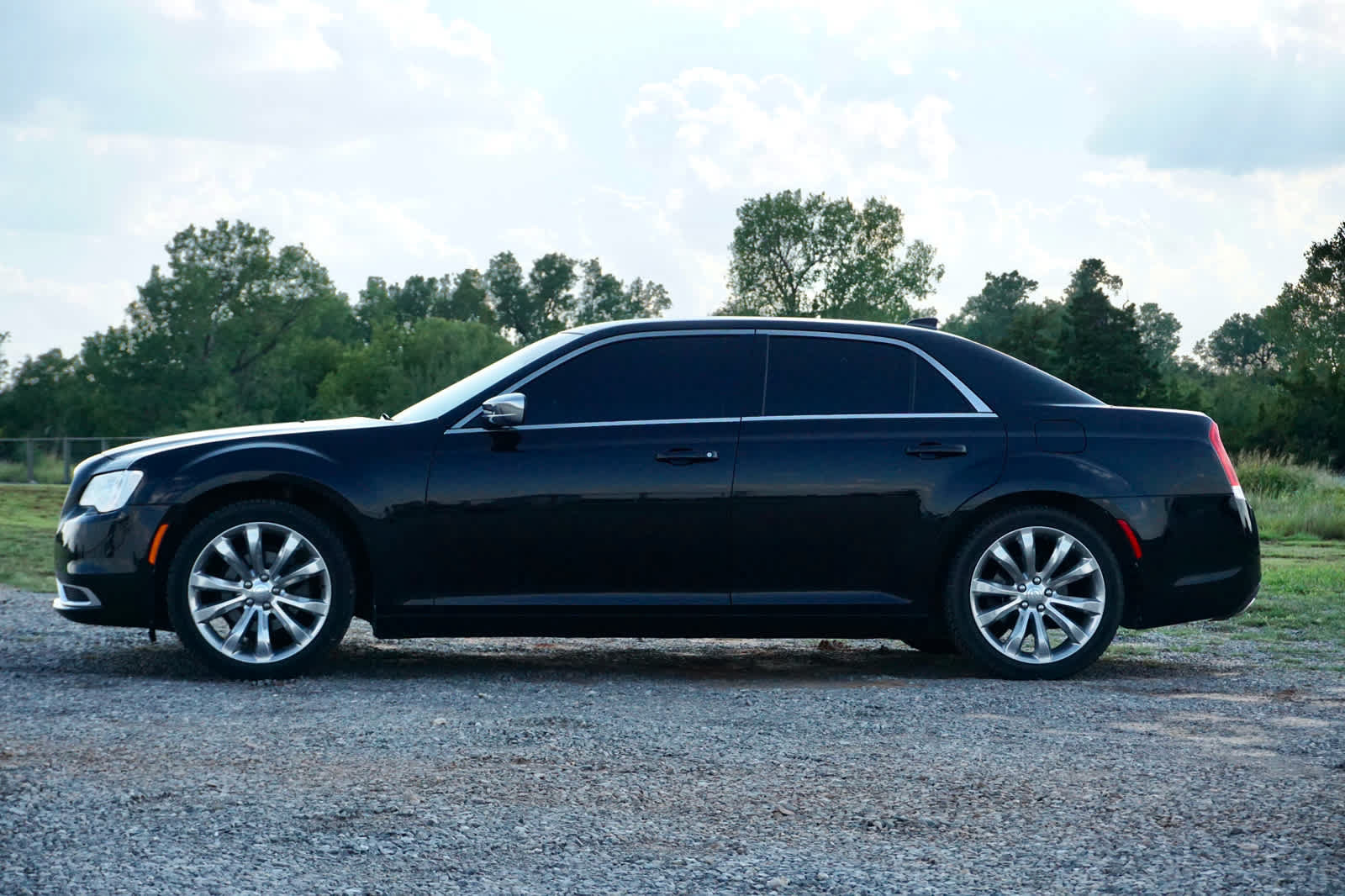 Used 2019 Chrysler 300 Touring w/ Chrome Appearance Package RWD image 2