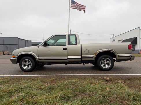 Used 1998 Chevrolet S10 Pickup LS image 8
