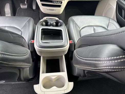 Used 2024 Chrysler Pacifica Touring-L FWD image 19