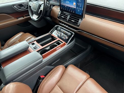 Used 2022 Lincoln Navigator Reserve AWD/4WD image 17