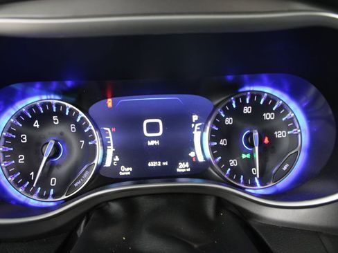 Used 2023 Chrysler Pacifica Touring-L FWD image 27