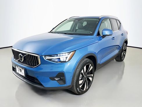 Used 2025 Volvo XC40 B5 Ultra w/ Climate Package AWD/4WD image 1