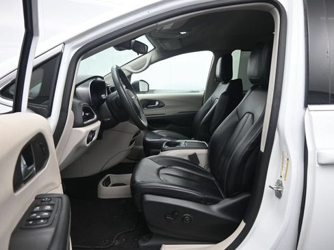 Used 2023 Chrysler Pacifica Touring-L FWD image 20