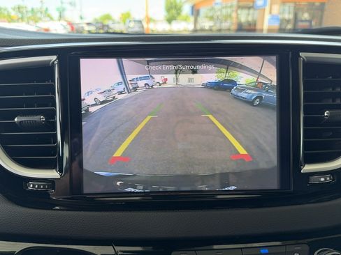 Used 2025 Chrysler Pacifica Select FWD image 16