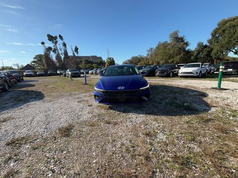 Used 2025 Hyundai Elantra Limited image 16