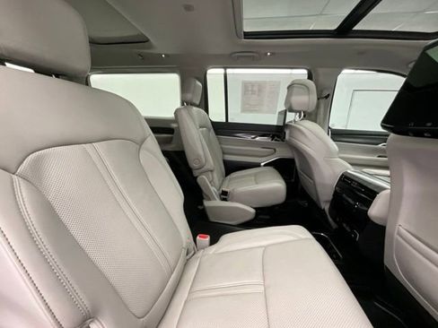 Used 2024 Jeep Wagoneer Series III w/ Premium Group I image 16