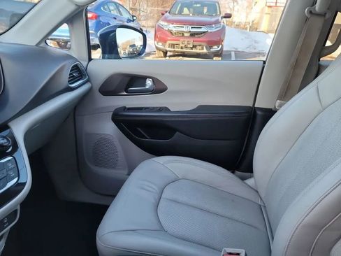 Used 2017 Chrysler Pacifica Touring-L Plus image 18