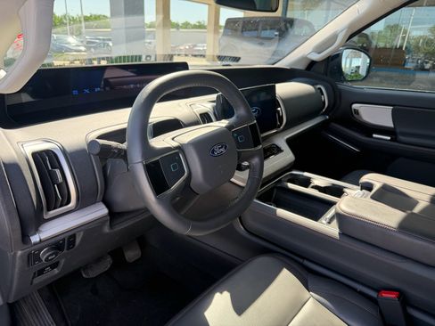 Used 2025 Ford Expedition Active image 10