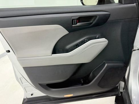 Used 2022 Toyota Highlander LE FWD image 29