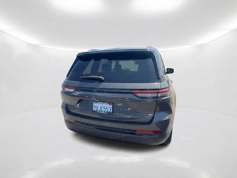 Used 2025 Jeep Grand Cherokee Altitude RWD image 7