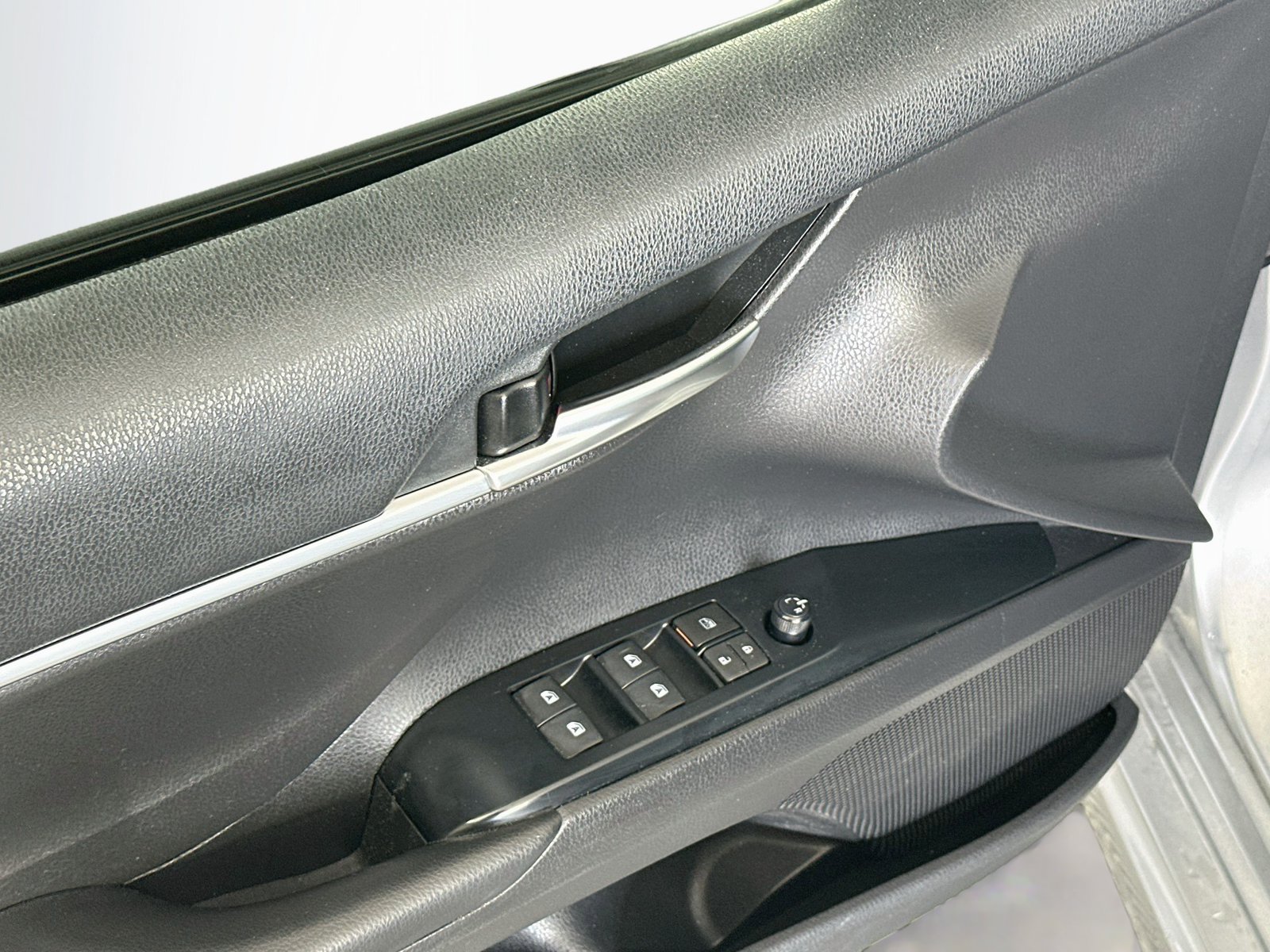 Used 2020 Toyota Camry SE FWD image 15