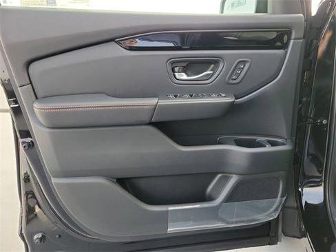 New 2025 Honda Pilot TrailSport image 18